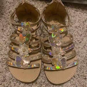 Used in great condition iridescent/rose gold/ tan Butterfly and flower detail